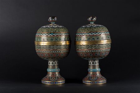 Arte Cinese Coppia di contenitori Dou decorati con smalti cloisonné a motivi...