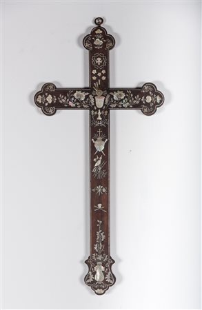 Arte Cinese Croce apostolica in legno intarsiato in madreperla Cina, dinastia...