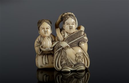 Arte Giapponese Netsuke in avorio raffigurante due dame di cui una con...