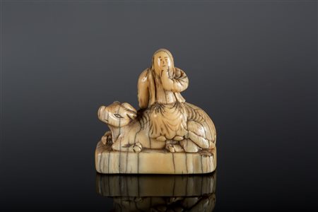Arte Giapponese Netsuke in avorio raffigurante Laozi su un bue Giappone, XIX...
