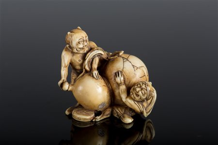 Arte Giapponese Netsuke in avorio raffigurante ua coppia di creature...