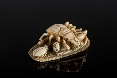 Arte Giapponese Netsuke in avorio raffigurante un gruppo di insetti Giappone,...
