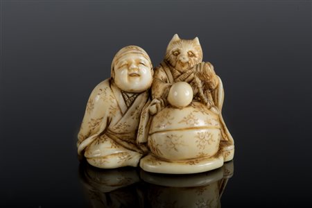 Arte Giapponese Netsuke in avorio raffigurante un uomo e una volpe Inari....