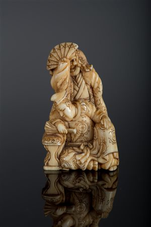 Arte Giapponese Netsuke in avorio raffigurante un Samurai dietro un uomo...