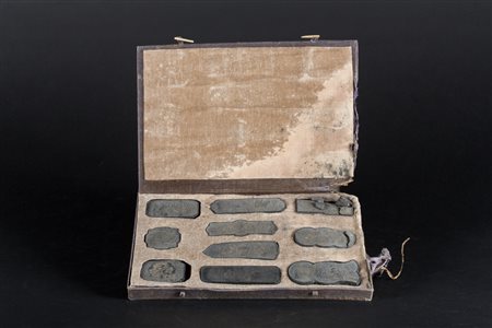 Arte Cinese Set di dieci pietre da inchiostro con decorazione dorata su un...