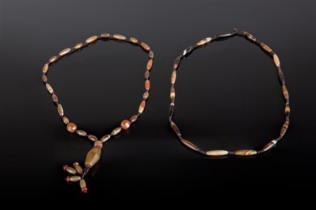 Arte Himalayana Due collane di dzi Tibet . -. Cm 31,00. L'una senza pendente:...