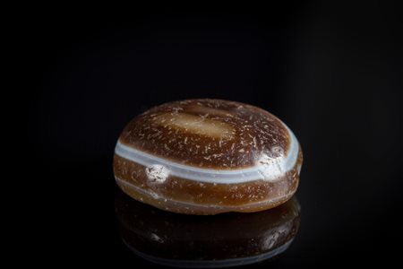 Arte Himalayana Lukmik in agata scura con occhio bianco Tibet . -. Cm 2,50 x...