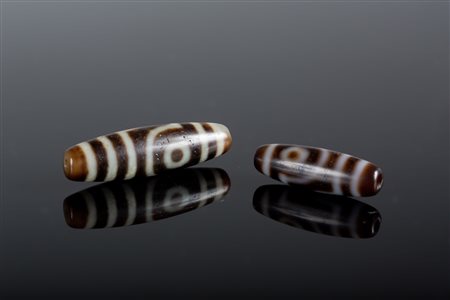 Arte Himalayana Due dzi in agata Tibet . . Cm 4,00. Entrambe mostrano due...