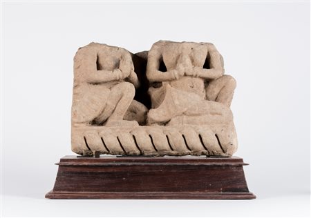 Arte Sud-Est Asiatico Fregio Khmer in pietra raffigurante due oranti acefali...