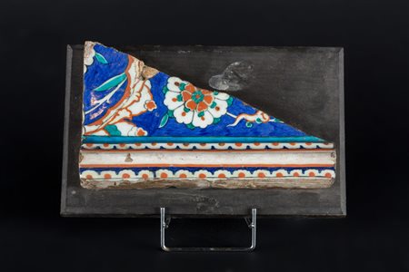 Arte Islamica Frammento di mattonella di Iznik Turchia, tardo XVI secolo . -....