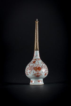 Arte Islamica Bottiglia in porcellana rosso e bianca con montaggio tombak sul...