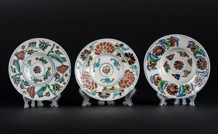 Arte Islamica Tre piatti Kutahya in ceramica Turchia, Kutahya, XVIII secolo ....