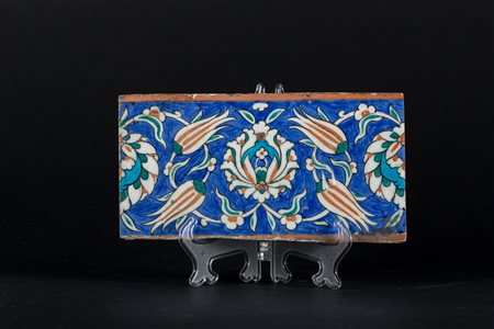ARTE ISLAMICA Mattonella Iznik Turchia. Iznik, dinastia Ottomana, tardo XVI...