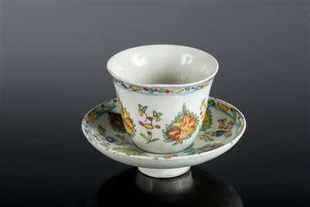 Arte Islamica Tazza e piattino Kutahya Turchia, Kutahya, XVIII secolo . -. Cm...