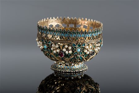 Arte Islamica Piccola coppa armena in argento con perle e pietre semi...