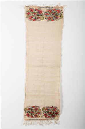 Arte Islamica Tessuto in lino con ricami floreali alle due estremità Turchia,...