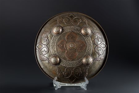 Arte Islamica Scudo in ottone, acciaio e rame Turchia, periodo Ottomano,...