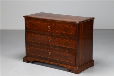 MANIFATTURA TOSCANA DEL XVII SECOLO Cassettone con tre cassetti. . Cm 97,00 x...