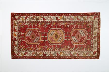 KONYA Tappeto orientale. Anatolia. 1950. Lana e cotone. Cm 114,00 x 216,00....