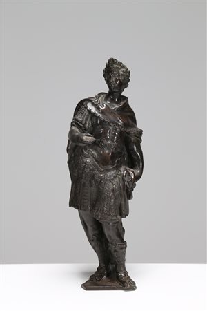 MANIFATTURA ITALIANA DEL XVIII SECOLO Imperatore in bronzo brunito. . Cm...