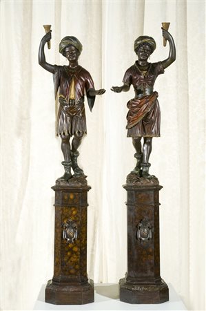 MANIFATTURA VENETA DEL XIX SECOLO Coppia di mori veneziani in legno scolpito...