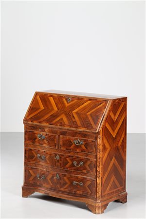 MANIFATTURA TEDESCA DEL XVIII SECOLO Cassettone a ribalta finemente...