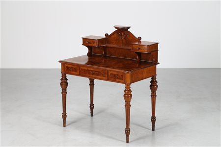 MANIFATTURA ITALIANA DEGLI INIZI DEL XIX SECOLO Scrivania in radica di noce...