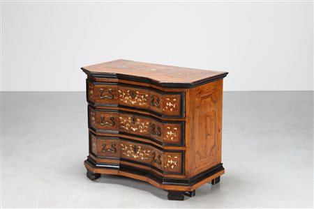 MANIFATTURA VENETA DEL XVII SECOLO Cassettone con intarsiato con inserti in...