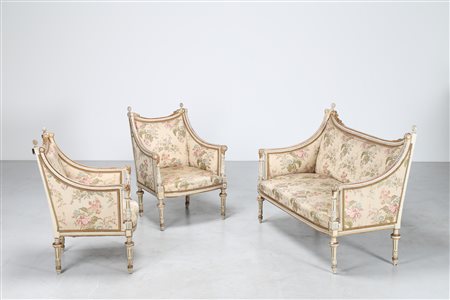 MANIFATTURA NAPOLETANA DELLA FINE DEL XVIII SECOLO Divano e due poltroncine...