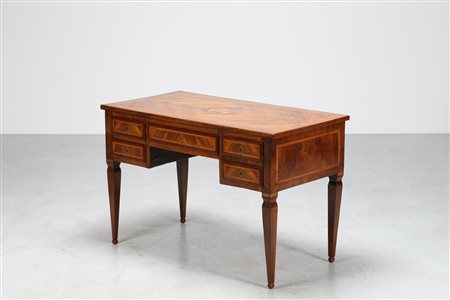 MANIFATTURA LOMBARDA DEL XVIII SECOLO Scrivania in legno di noce lastronata e...