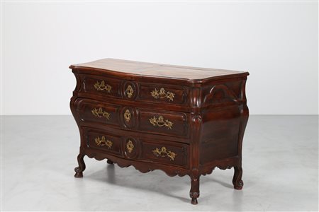 MANIFATTURA FRANCESE DEL XVIII SECOLO Cassettone francese a tre cassetti,...