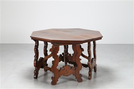 MANIFATTURA LOMBARDA DEL XVII SECOLO Tavolo ottagonale divisibile in legno di...