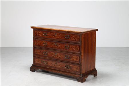 MANIFATTURA LOMBARDA DEL XVII SECOLO Cassettone con quattro cassetti e...