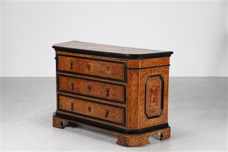 MANIFATTURA LOMBARDA DEL XVII SECOLO Elegante cassettone a tre cassetti con...