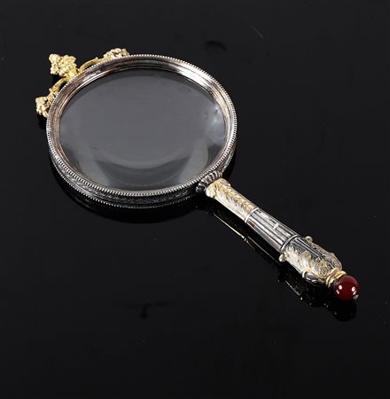 MANIFATTURA ROMANA DEL XVIII SECOLO Lente. Vetro e argento. Cm 13,00 x 28,00....