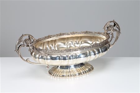 MANIFATTURA ITALIANA DEL XX SECOLO Centrotavola. . Argento. Cm 80,00. Punzoni...