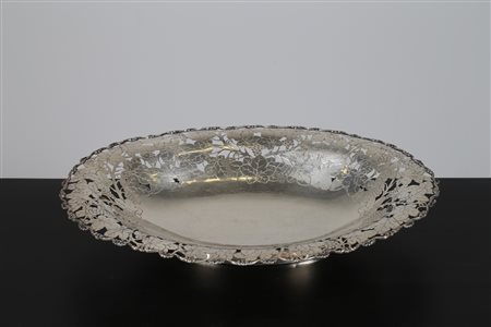 MANIFATTURA ITALIANA DEGLI INIZI DEL XX SECOLO Vassoio in argento cesellato....