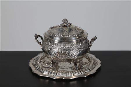 MANIFATTURA ITALIANA DEL XX SECOLO Zuppiera in argento sbalzato e cesellato...