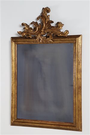 MANIFATTURA ITALIANA DEL XVIII SECOLO Specchiera in legno scolpito e dorato....