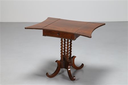 MANIFATTURA DEL XIX SECOLO Tavolino apribile con gambe a rocchetto,...