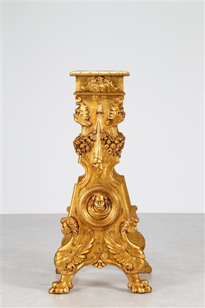 MANIFATTURA ITALIANA DEL XX SECOLO Sgabellone in legno intagliato, dorato e...