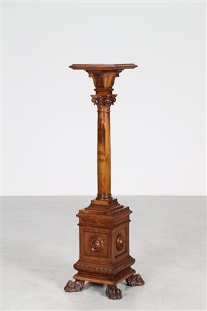 MANIFATTURA ITALIANA DEGLI INIZI DEL XX SECOLO Alzata in legno scolpito. . ....