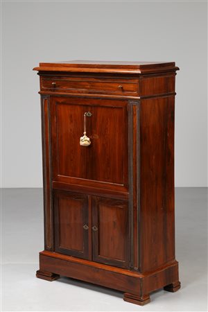MANIFATTURA DEL XIX SECOLO Secretaire lastronato, con calatoia e tre...