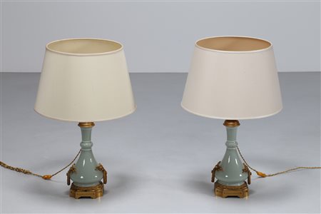 MANIFATTURA FRANCESE DEL XIX SECOLO Coppia di vasi in porcellana montati a...