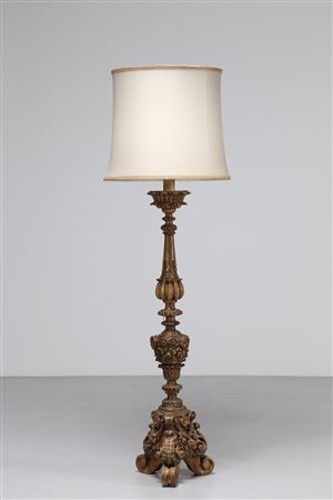 MANIFATTURA ITALIANA DEL XIX SECOLO Piantana in legno laccato e scolpito. ....