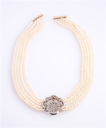 Colier de "Chien" composto da cinque file di perle coltivate da 4/4.4 mm con...