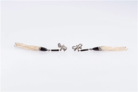 Orecchini anni '20 in oro, onice, brillanti e nappe di perline. . . [Nessun...