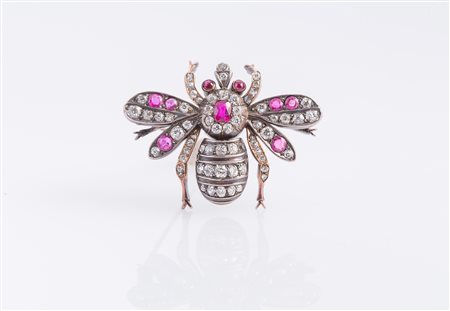 Spilla "ape" in argento,oro, zaffiri, rubini e rosette di diamanti. . ....