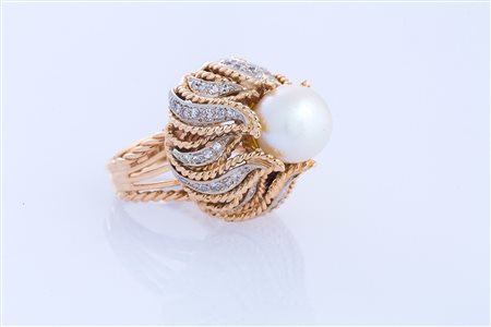 Anello in oro bianco e giallo anni '40, diamanti cts 0.80 e perla coltivata....