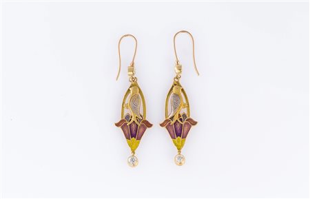 Paio di orecchini art nouveau in oro, smalto e diamanti gr 11.90. . . [Nessun...